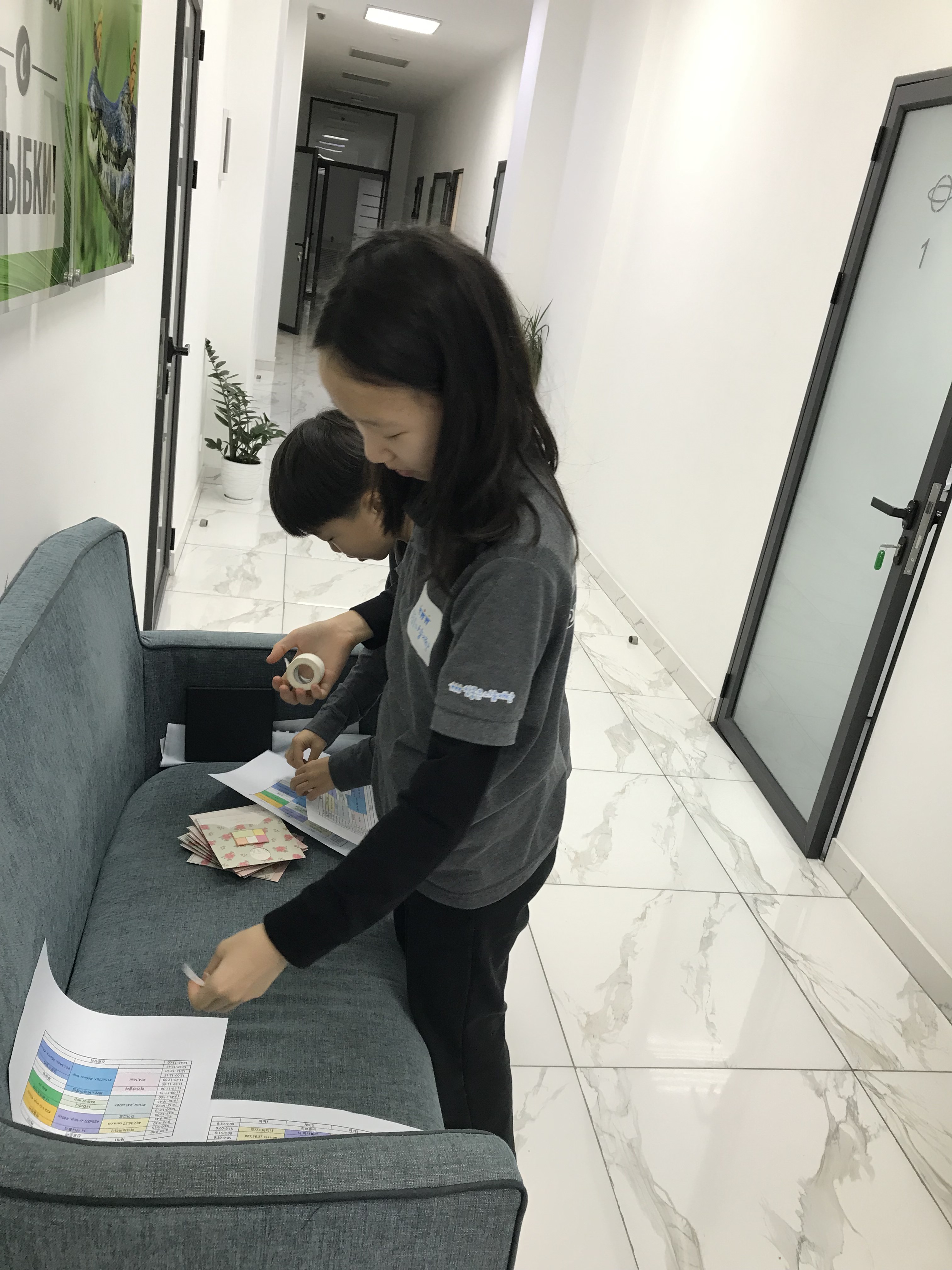 고사리손에 담긴 진심, 세대를 넘어 이어지는 존경과 감사의 마음
