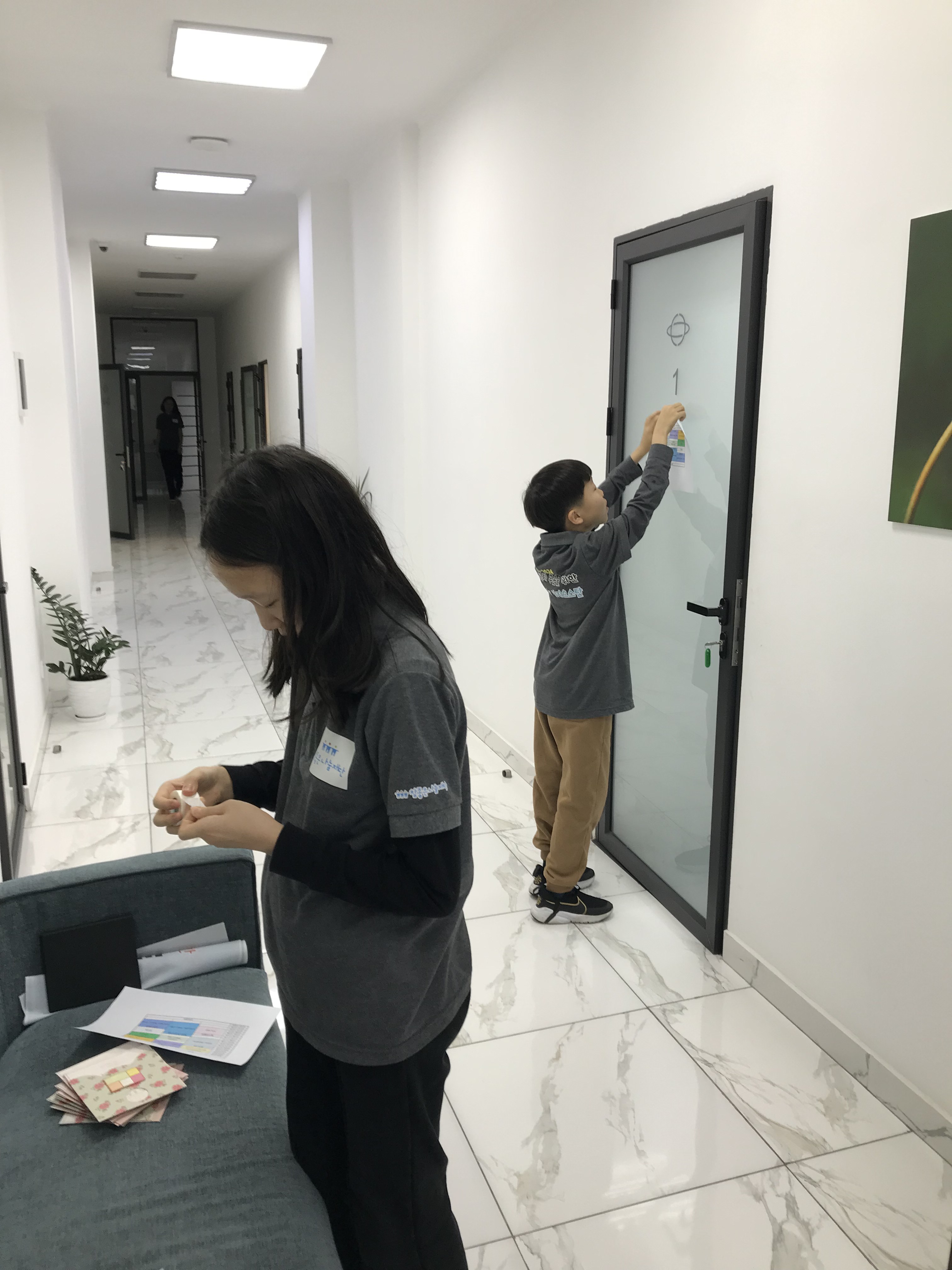 고사리손에 담긴 진심, 세대를 넘어 이어지는 존경과 감사의 마음