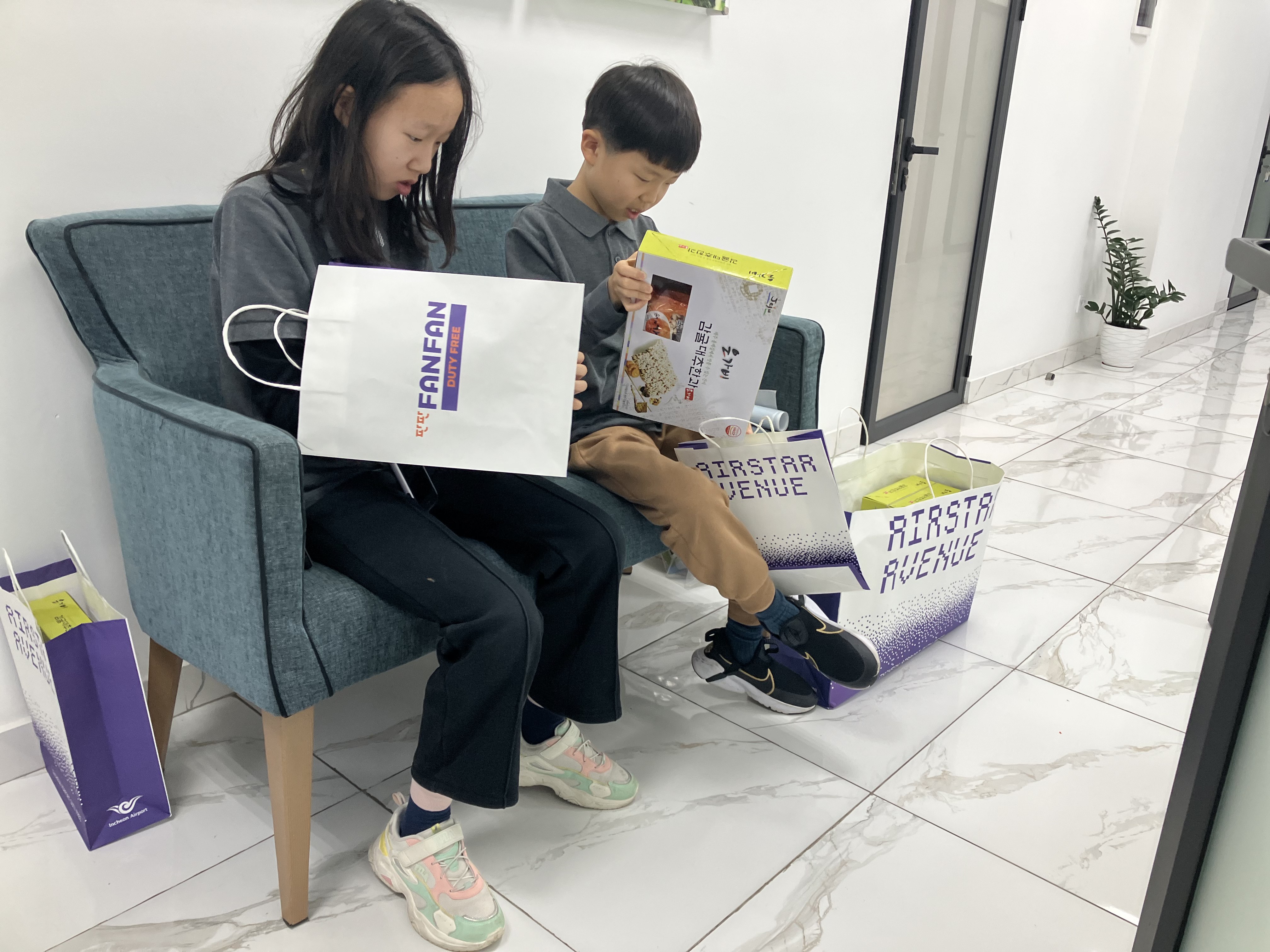 고사리손에 담긴 진심, 세대를 넘어 이어지는 존경과 감사의 마음