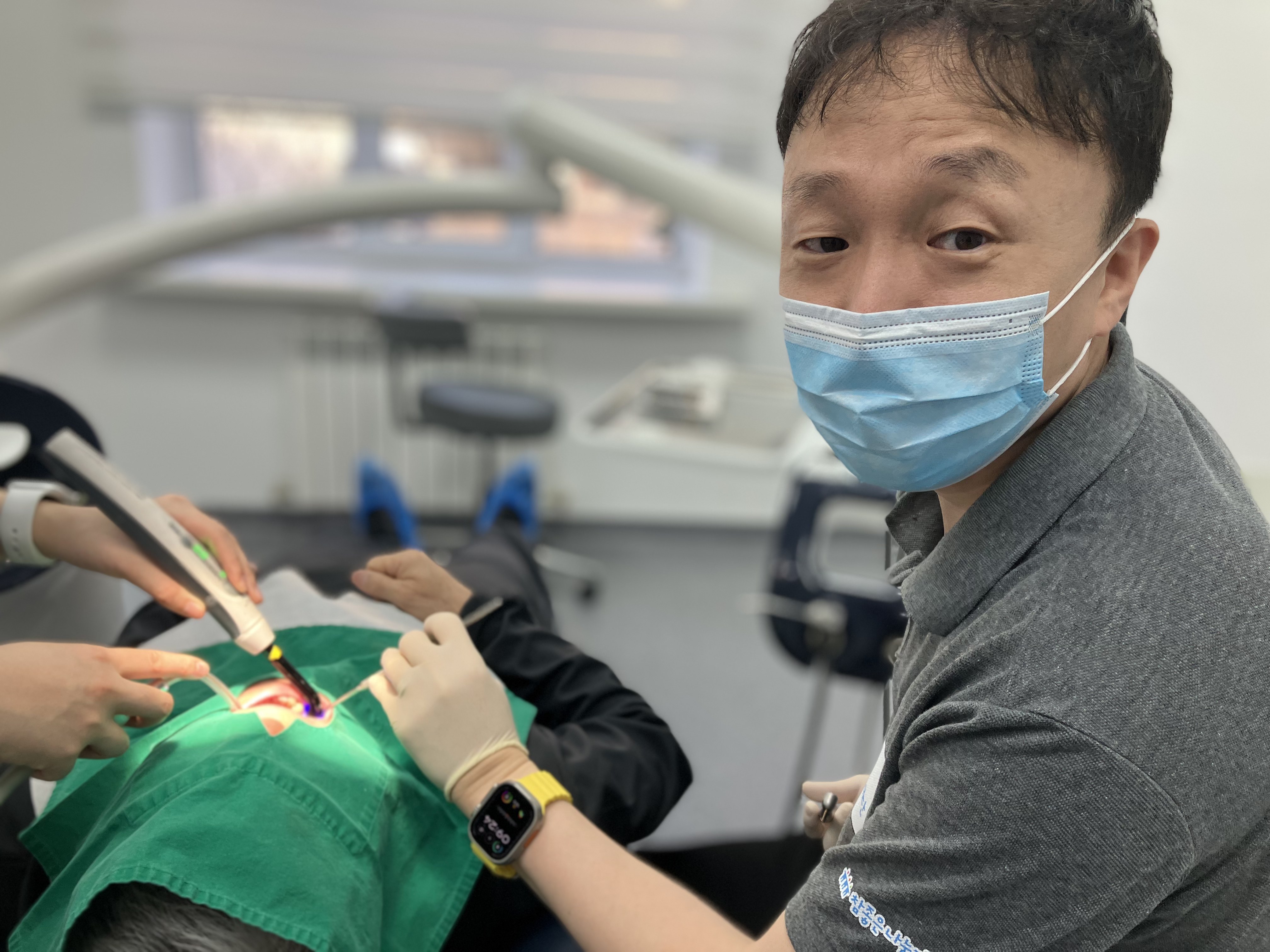 고사리손에 담긴 진심, 세대를 넘어 이어지는 존경과 감사의 마음