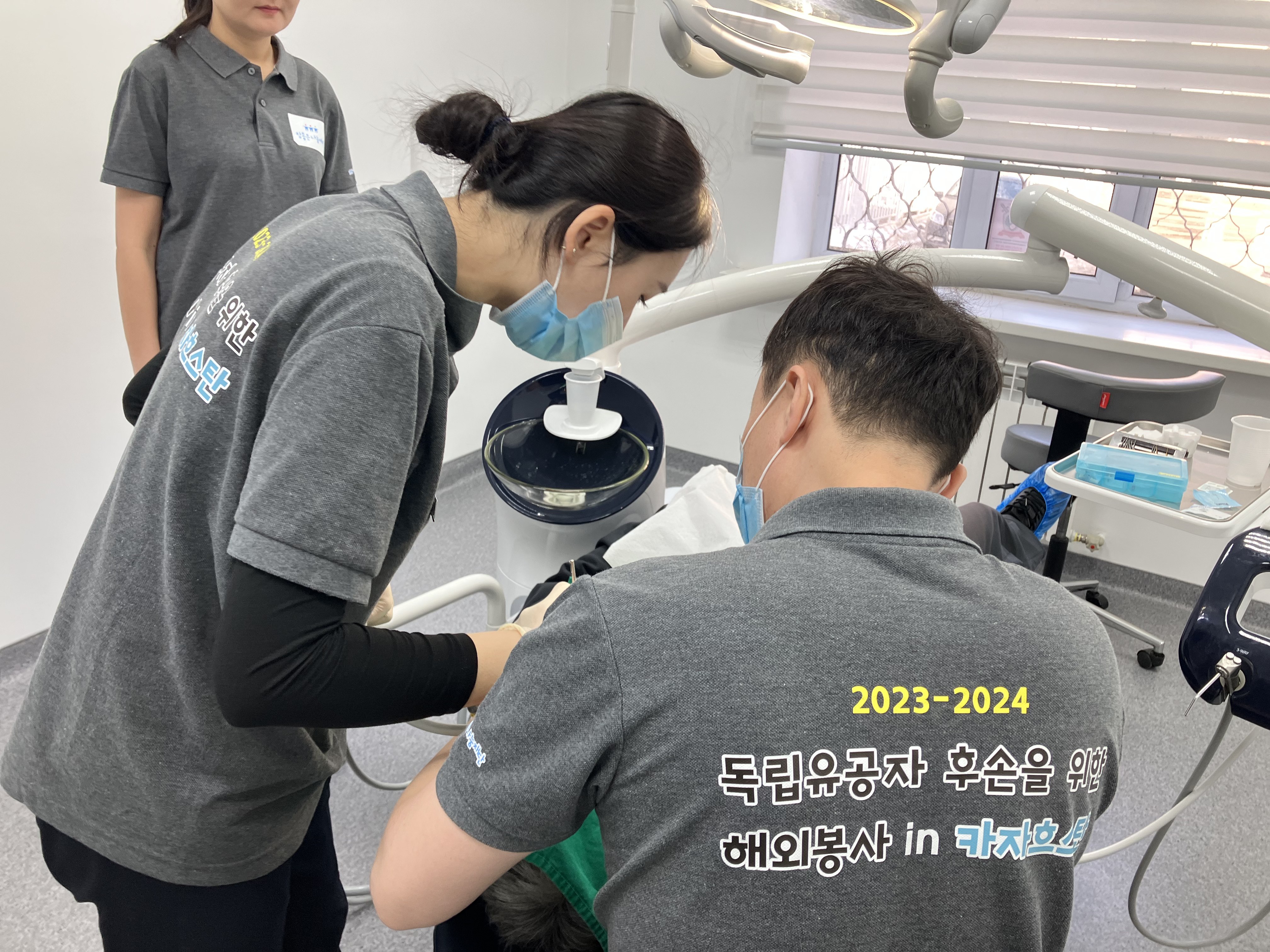 고사리손에 담긴 진심, 세대를 넘어 이어지는 존경과 감사의 마음