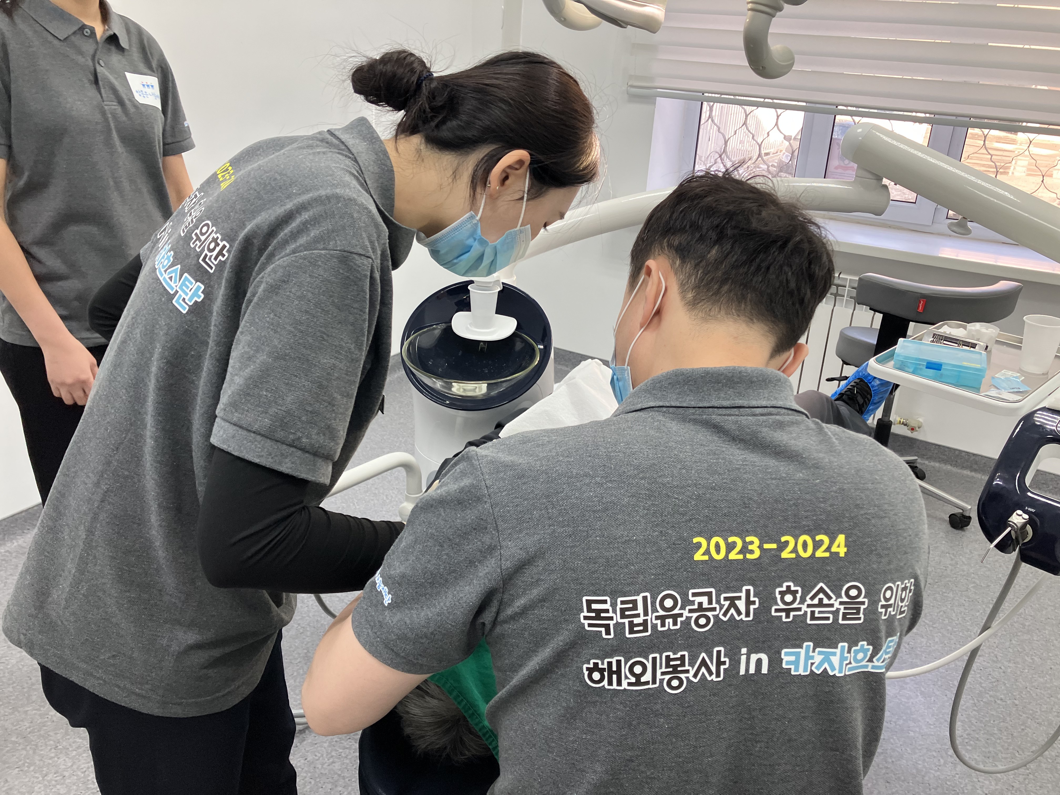고사리손에 담긴 진심, 세대를 넘어 이어지는 존경과 감사의 마음