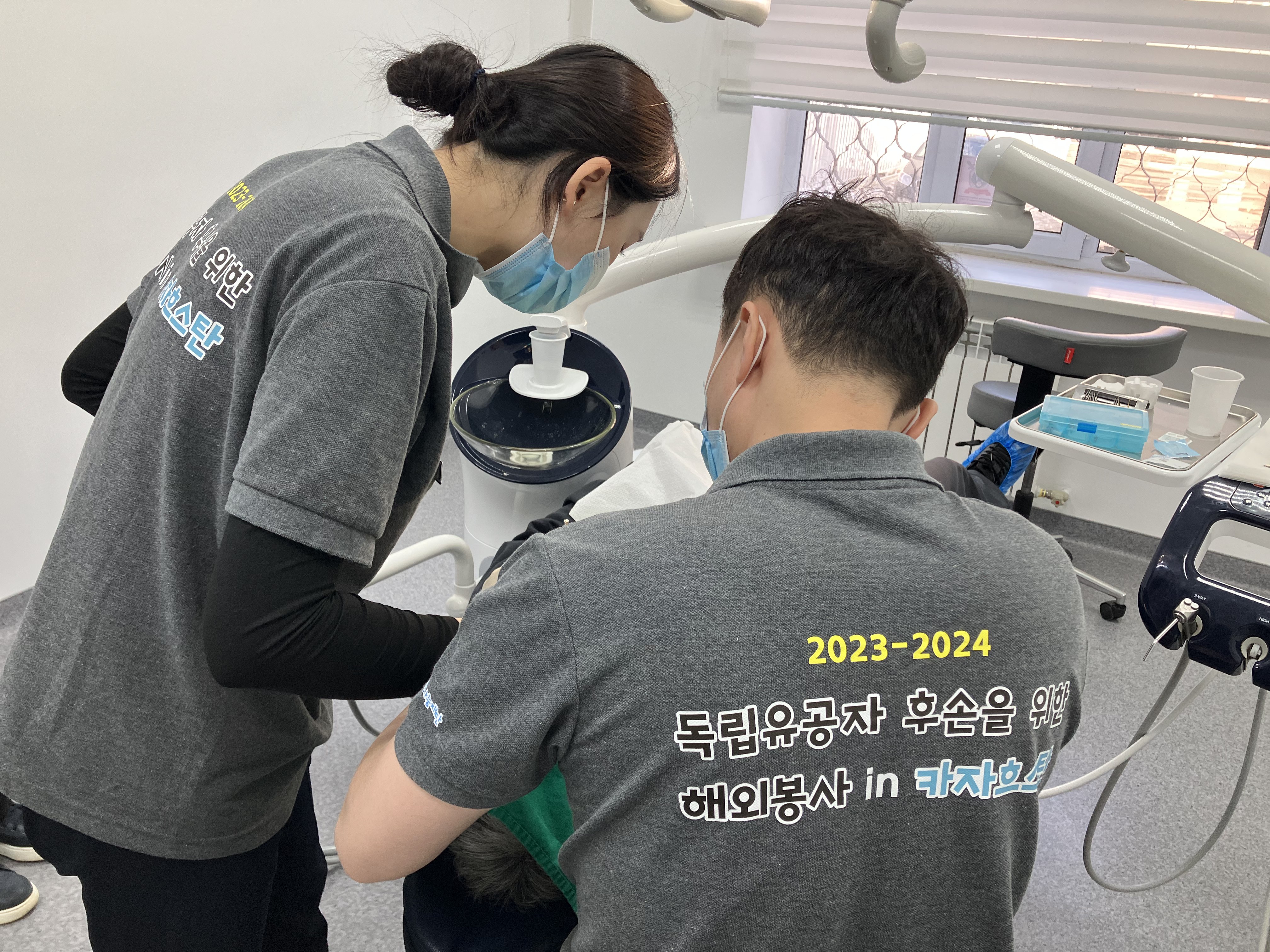 고사리손에 담긴 진심, 세대를 넘어 이어지는 존경과 감사의 마음