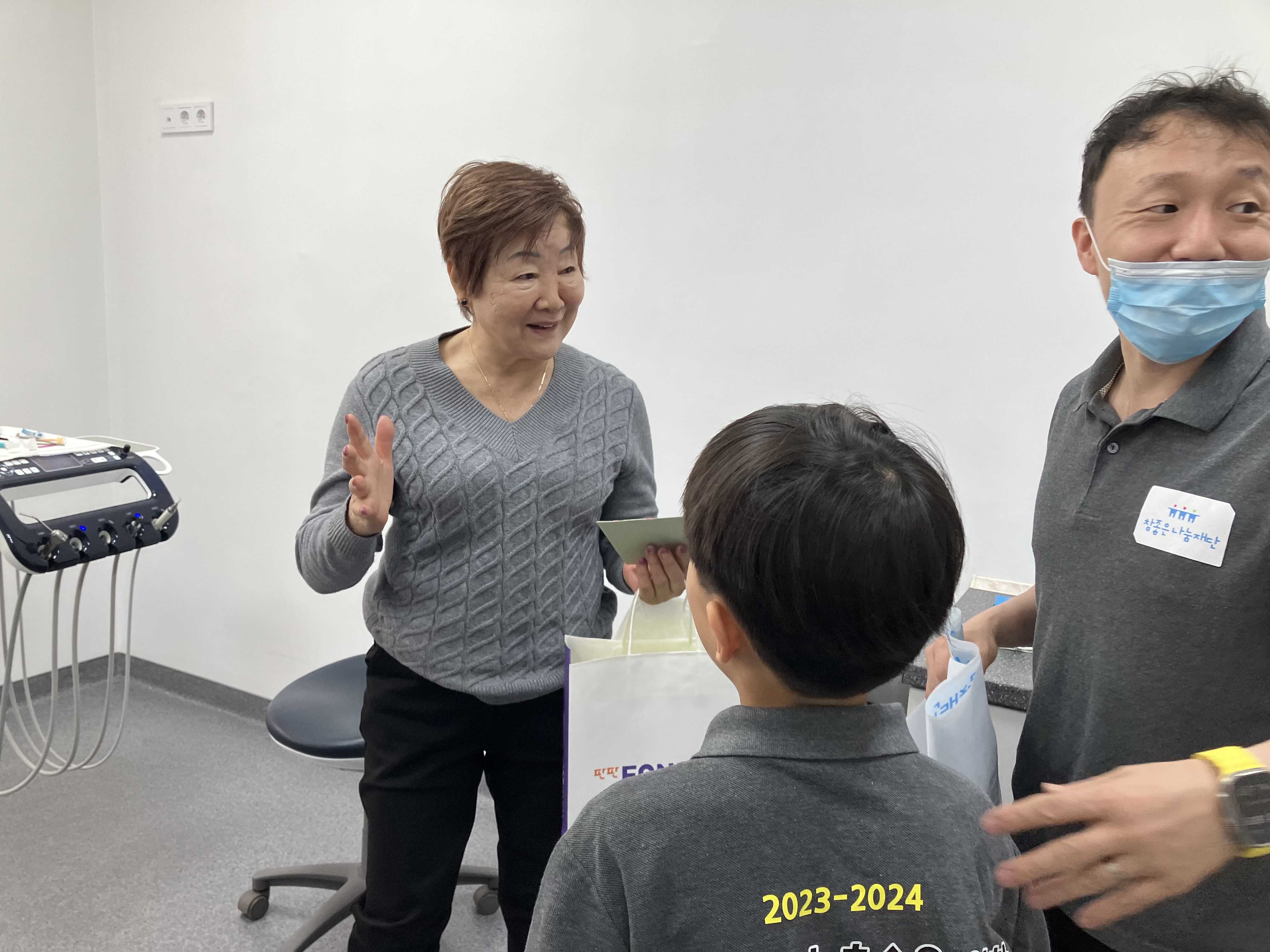 고사리손에 담긴 진심, 세대를 넘어 이어지는 존경과 감사의 마음