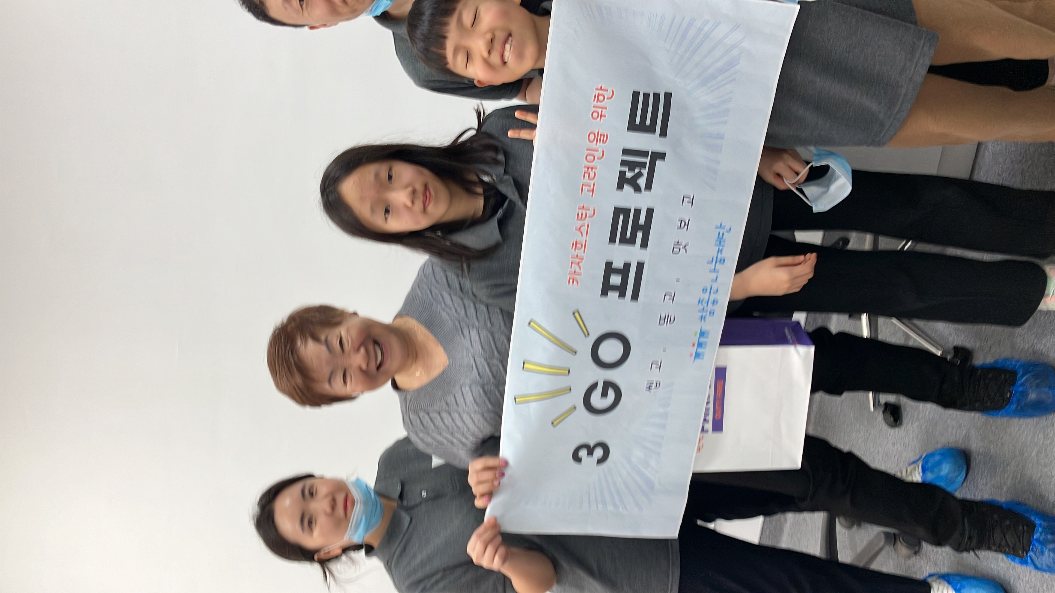 고사리손에 담긴 진심, 세대를 넘어 이어지는 존경과 감사의 마음