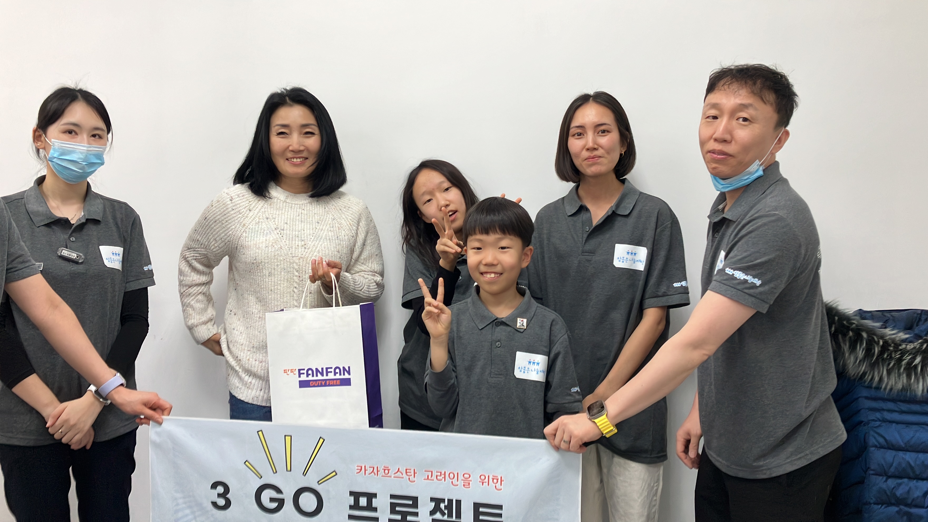 고사리손에 담긴 진심, 세대를 넘어 이어지는 존경과 감사의 마음