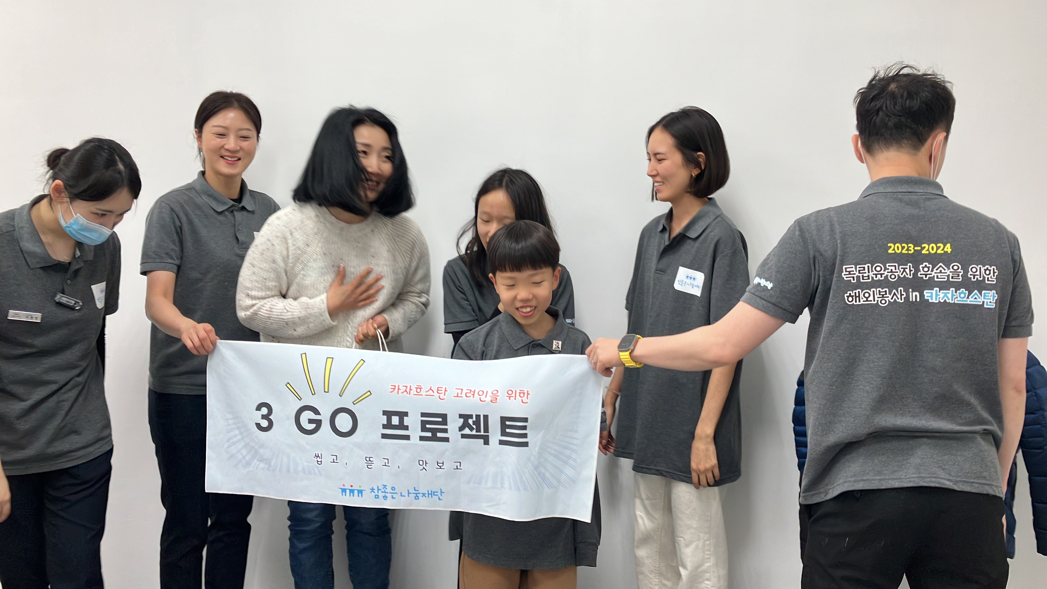 고사리손에 담긴 진심, 세대를 넘어 이어지는 존경과 감사의 마음