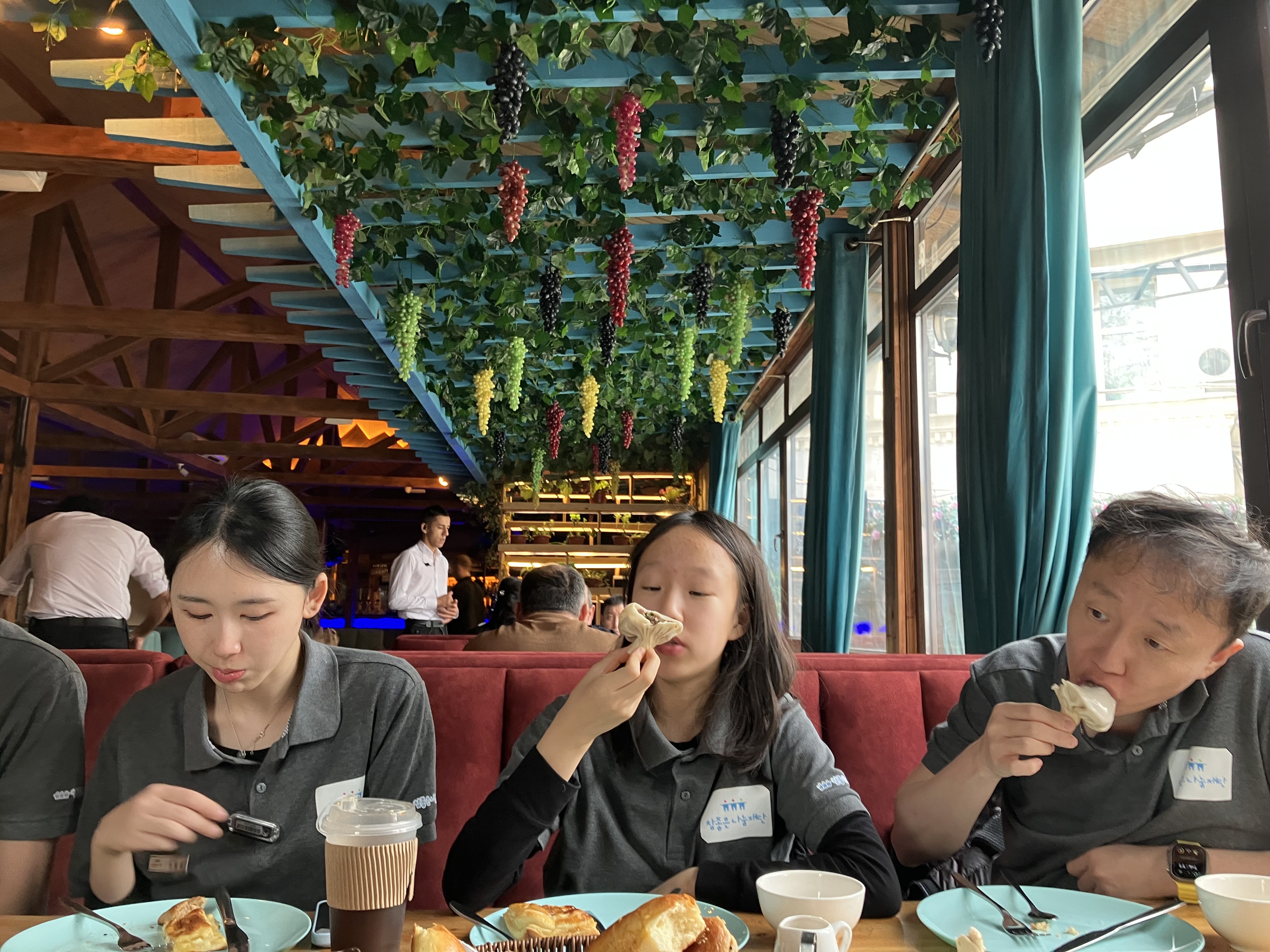 고사리손에 담긴 진심, 세대를 넘어 이어지는 존경과 감사의 마음