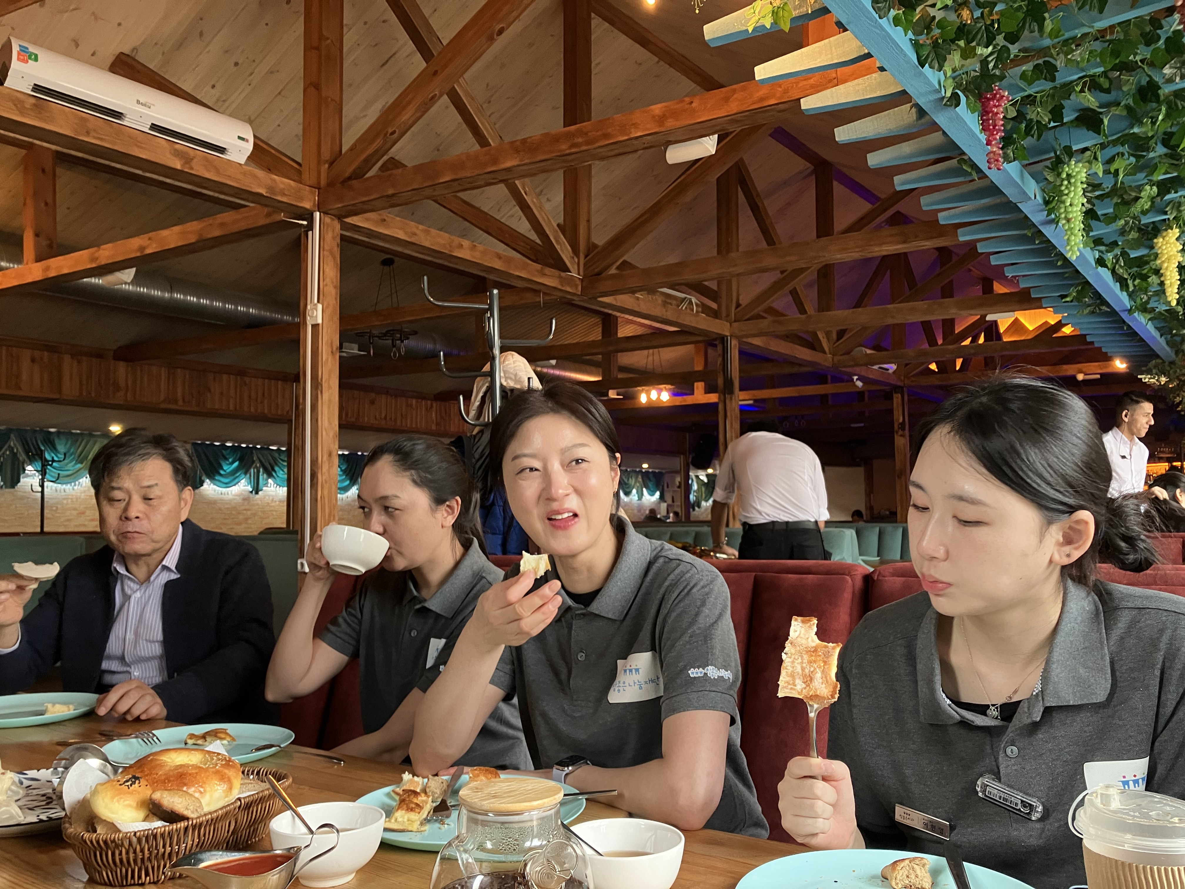 고사리손에 담긴 진심, 세대를 넘어 이어지는 존경과 감사의 마음