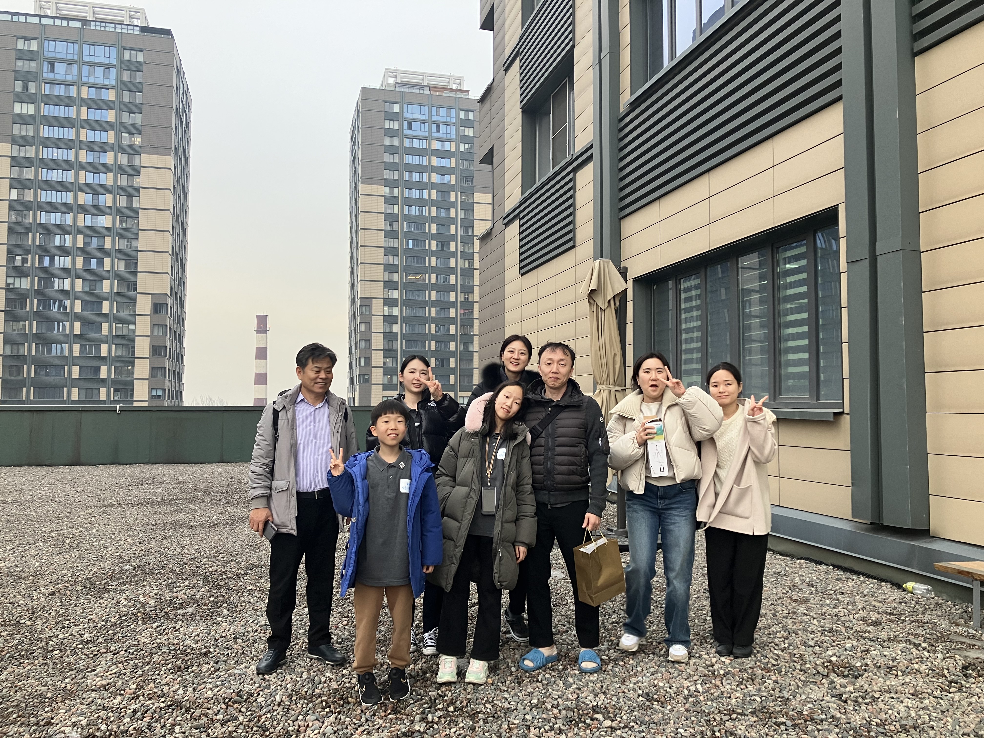 고사리손에 담긴 진심, 세대를 넘어 이어지는 존경과 감사의 마음