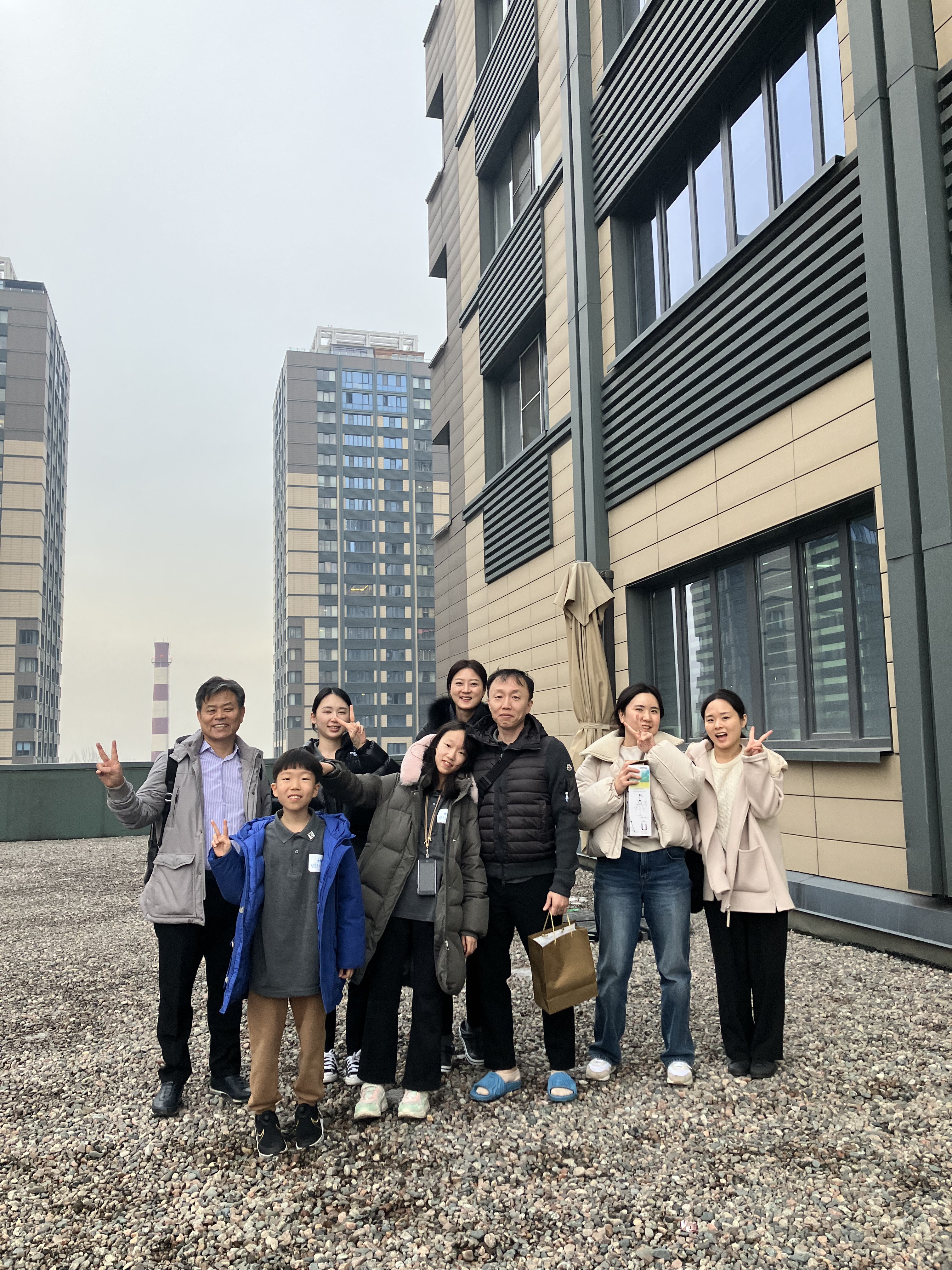 고사리손에 담긴 진심, 세대를 넘어 이어지는 존경과 감사의 마음