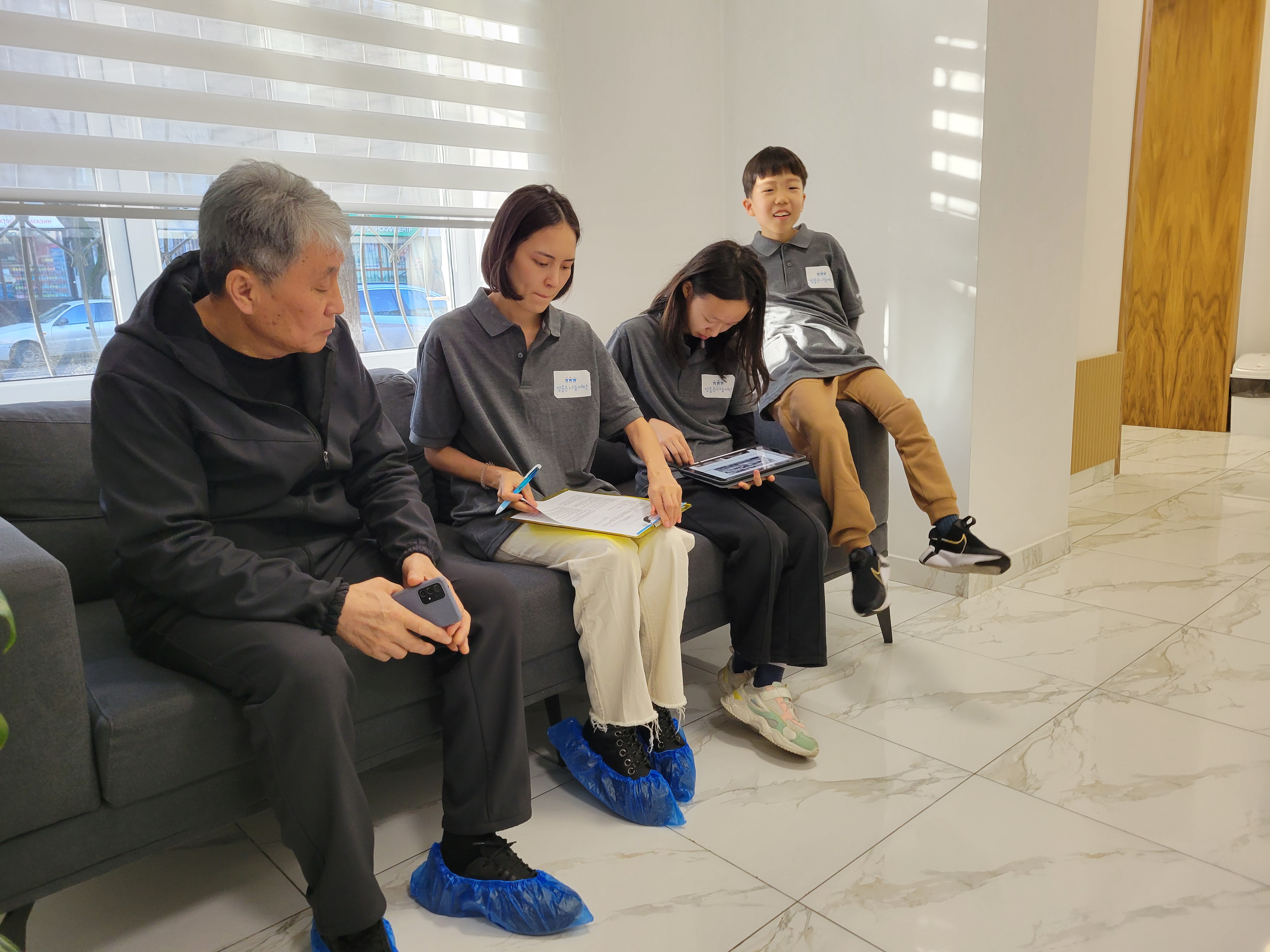 고사리손에 담긴 진심, 세대를 넘어 이어지는 존경과 감사의 마음