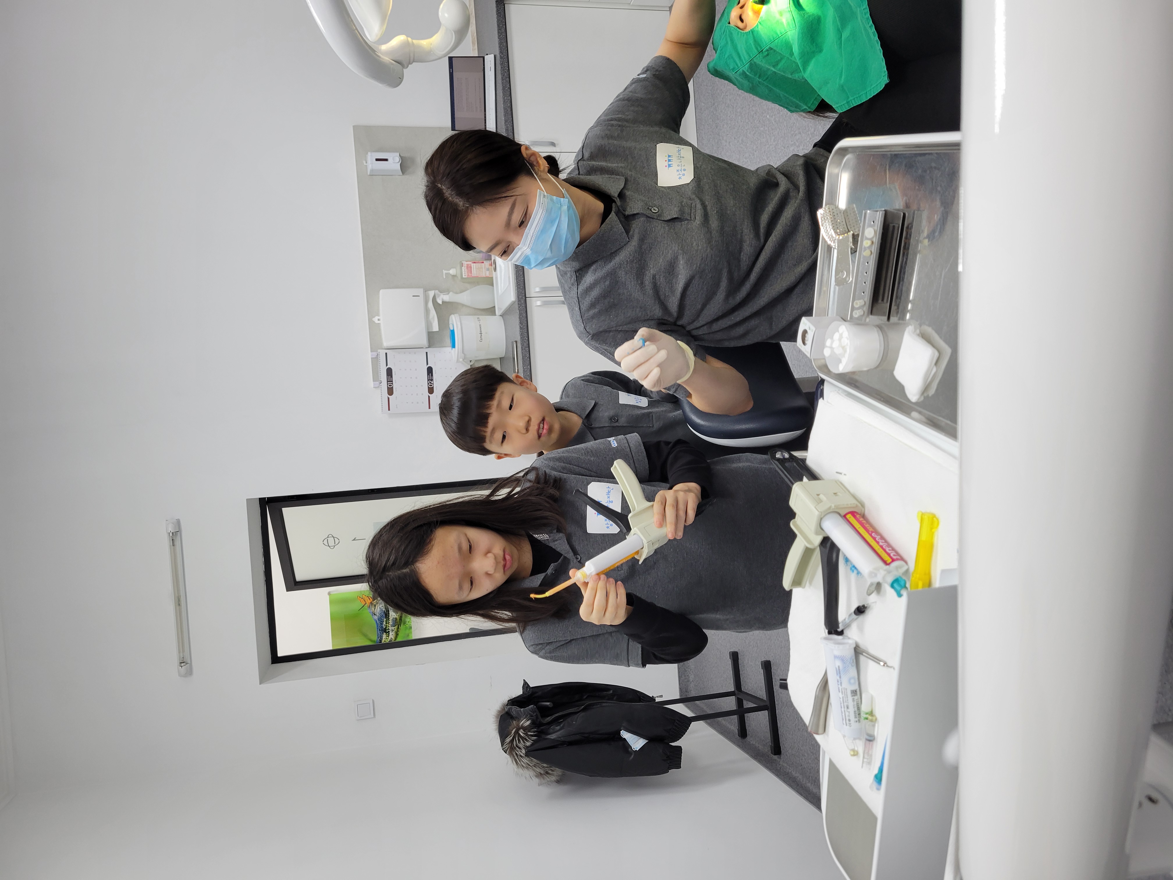 고사리손에 담긴 진심, 세대를 넘어 이어지는 존경과 감사의 마음