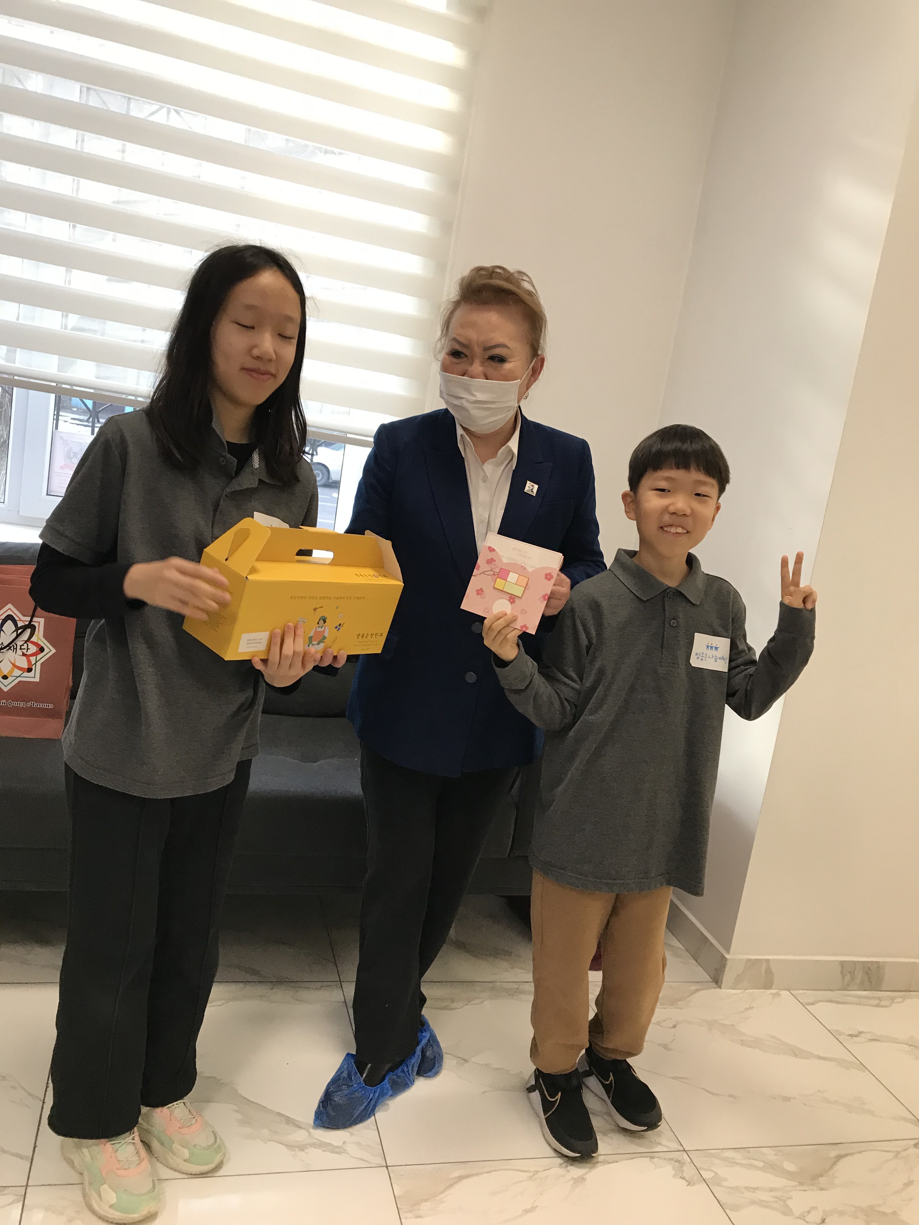 고사리손에 담긴 진심, 세대를 넘어 이어지는 존경과 감사의 마음