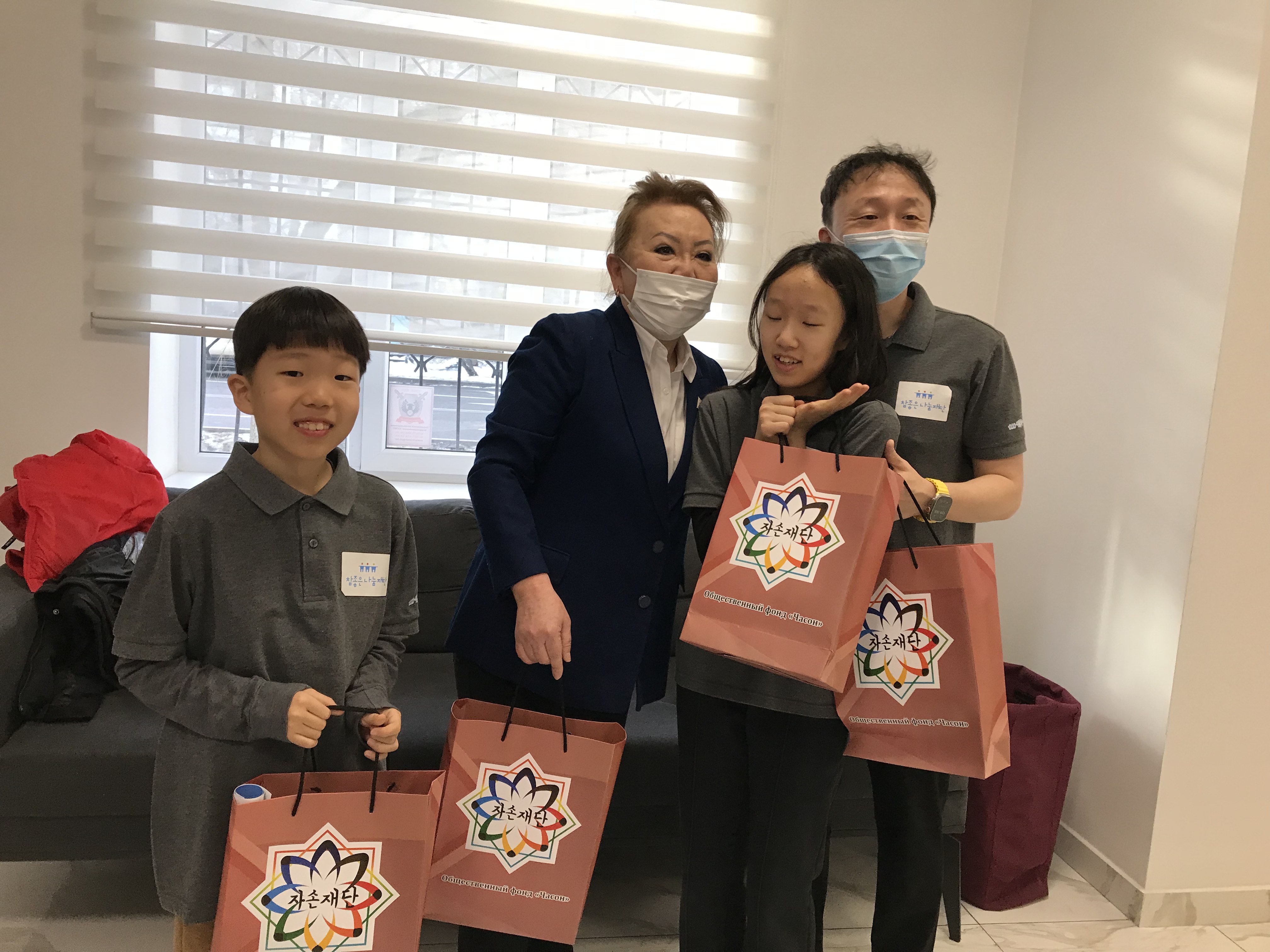 고사리손에 담긴 진심, 세대를 넘어 이어지는 존경과 감사의 마음