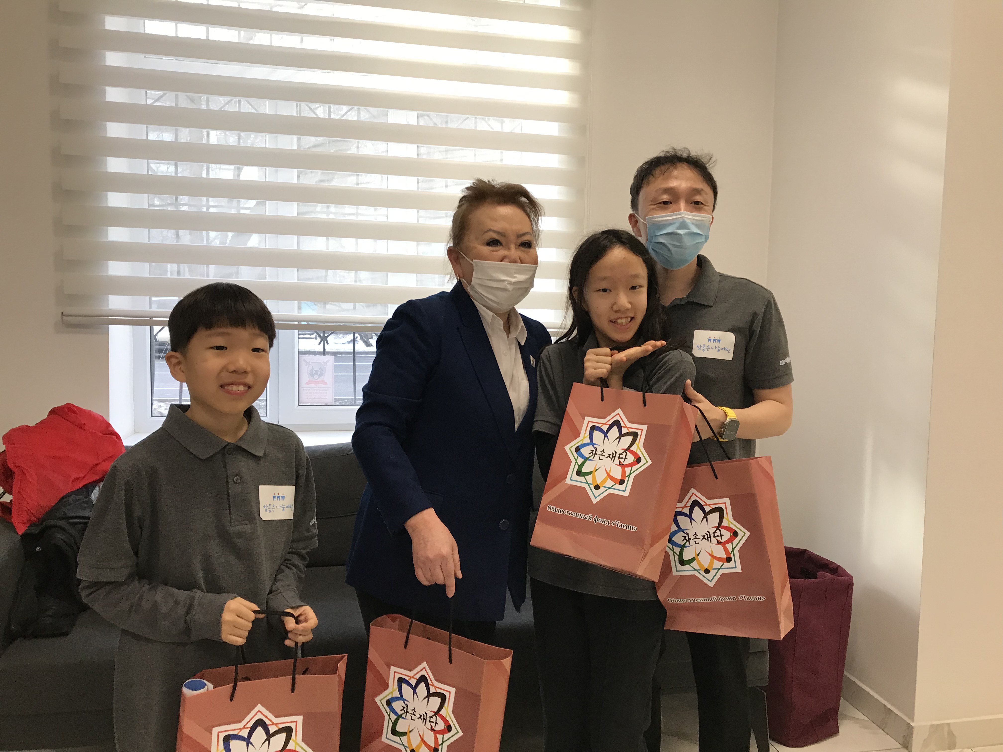 고사리손에 담긴 진심, 세대를 넘어 이어지는 존경과 감사의 마음
