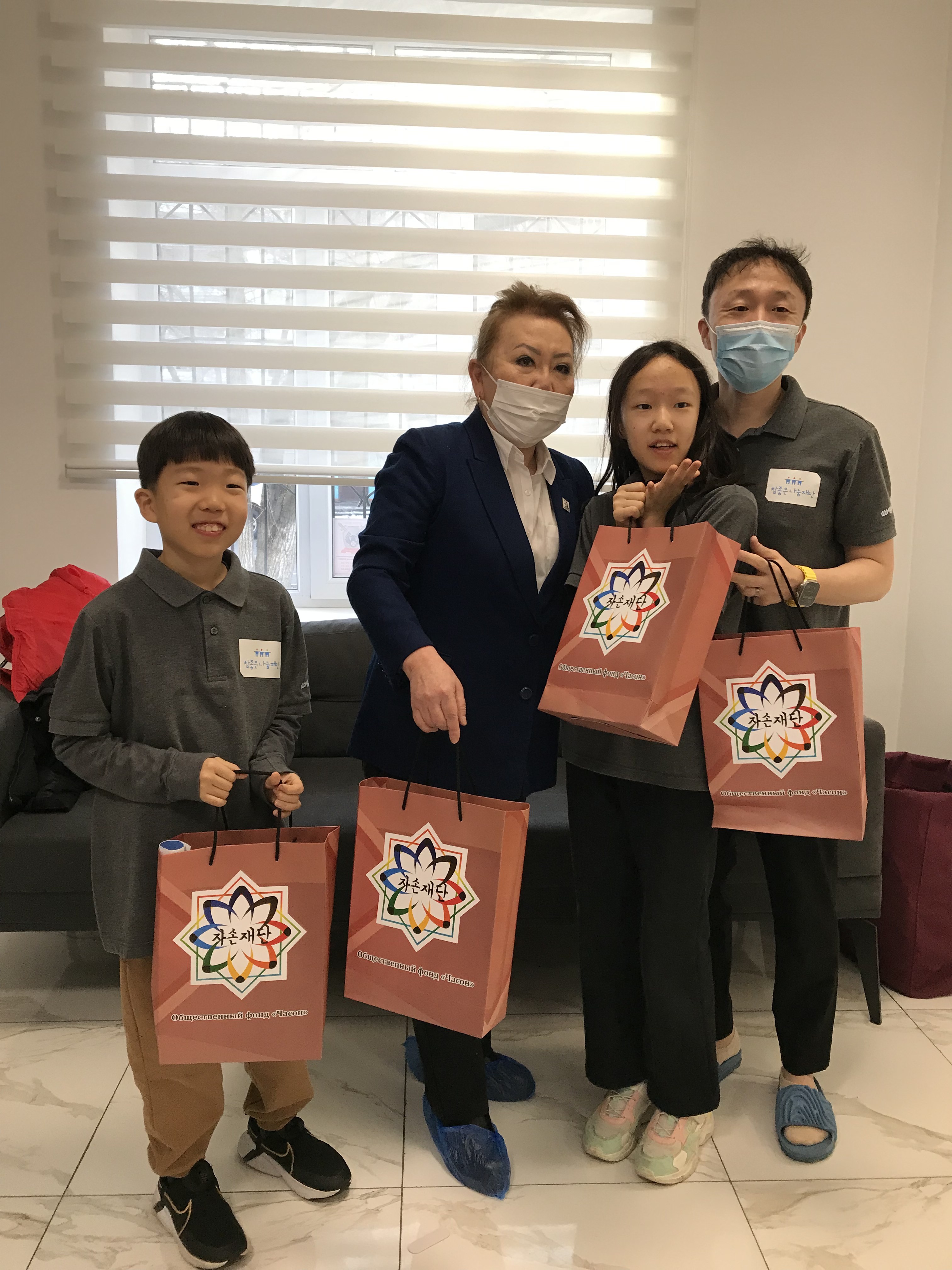고사리손에 담긴 진심, 세대를 넘어 이어지는 존경과 감사의 마음