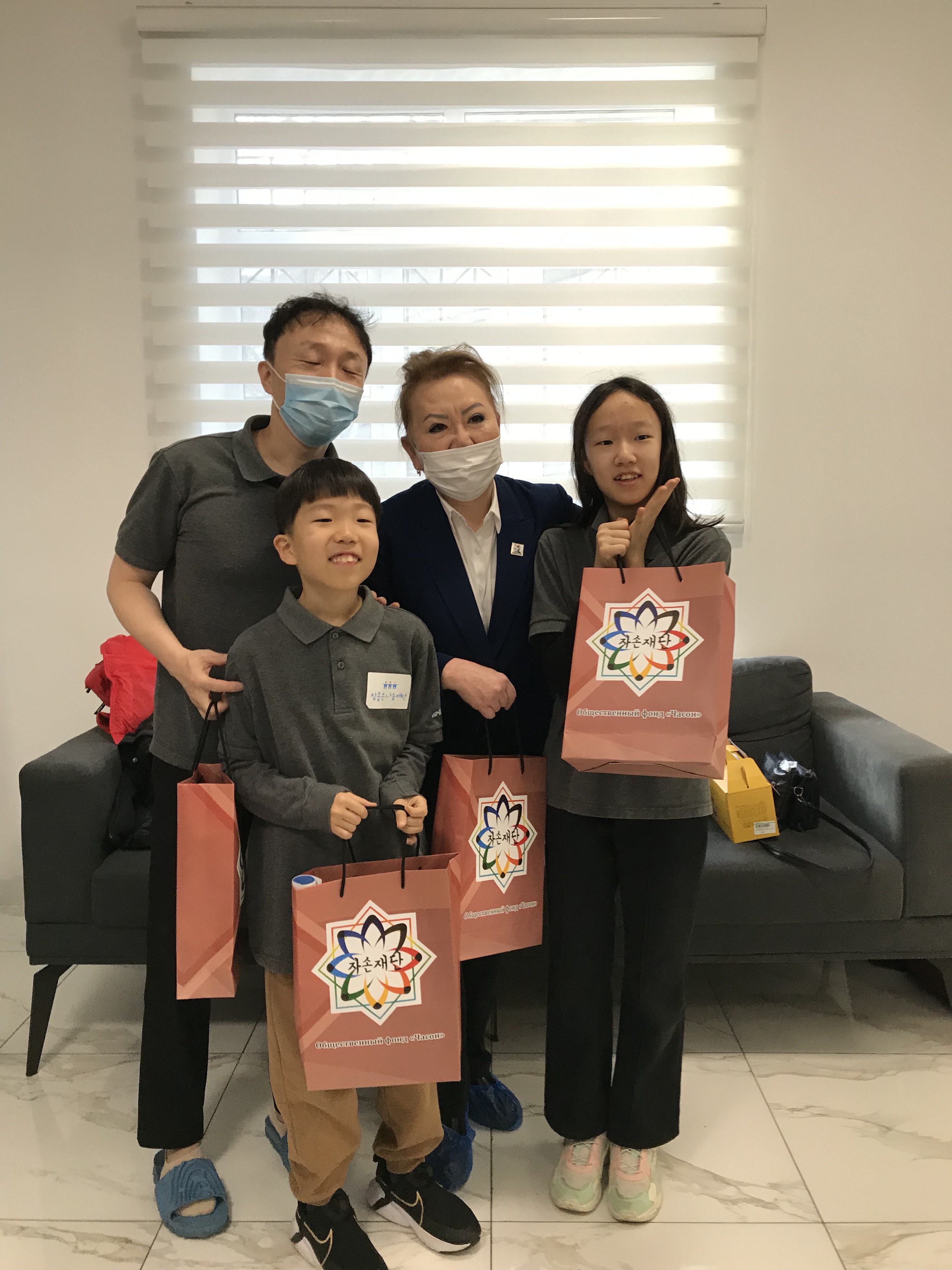 고사리손에 담긴 진심, 세대를 넘어 이어지는 존경과 감사의 마음