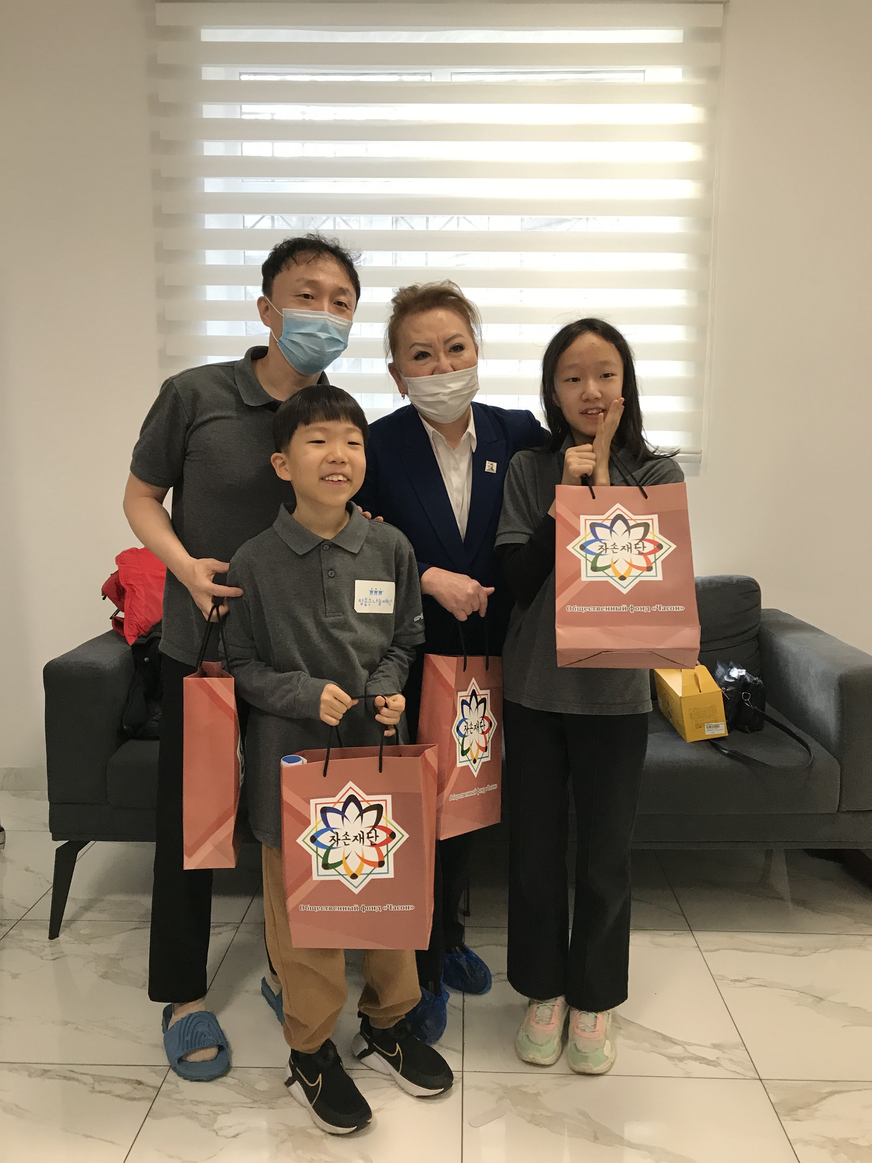 고사리손에 담긴 진심, 세대를 넘어 이어지는 존경과 감사의 마음