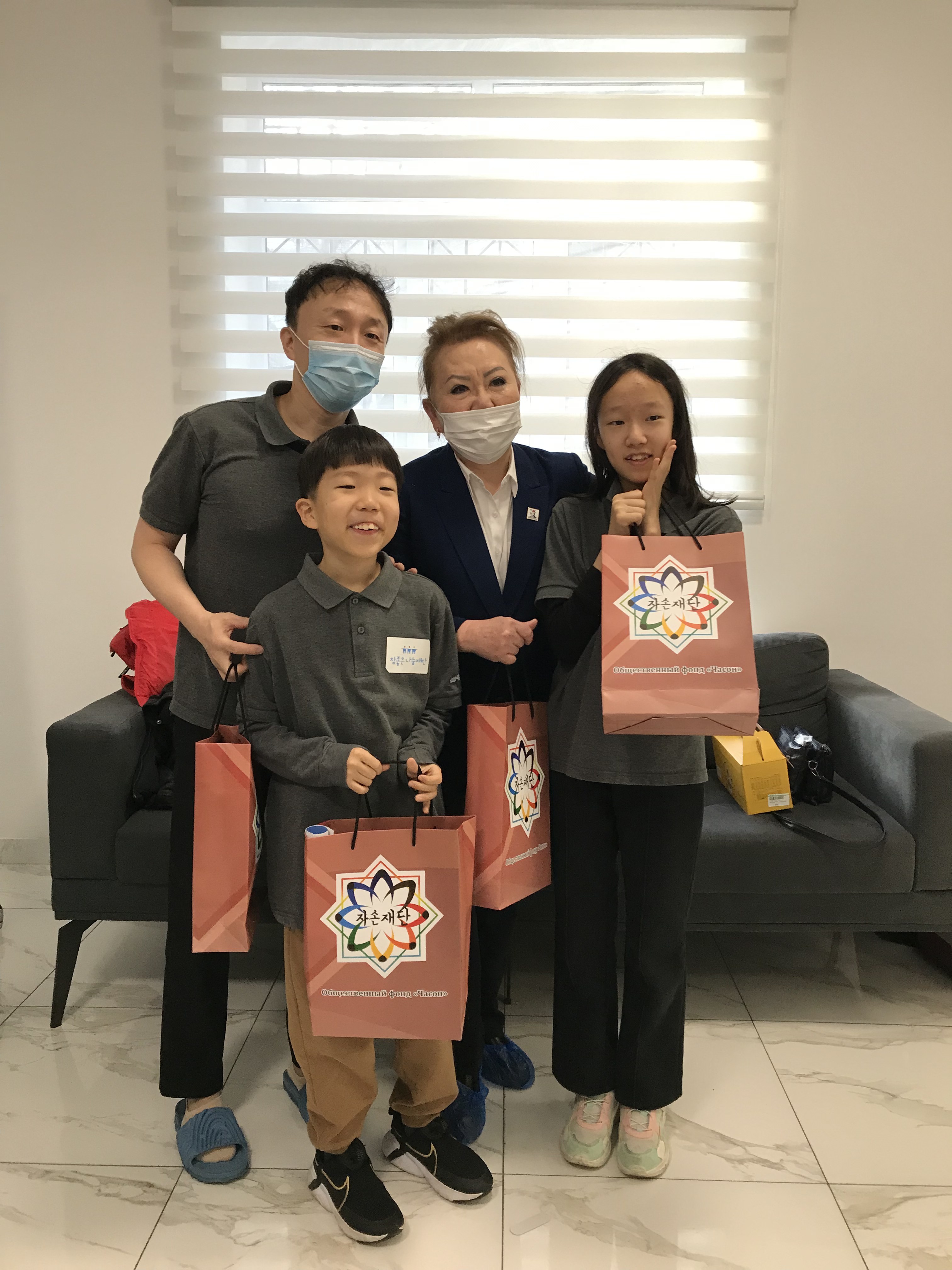 고사리손에 담긴 진심, 세대를 넘어 이어지는 존경과 감사의 마음