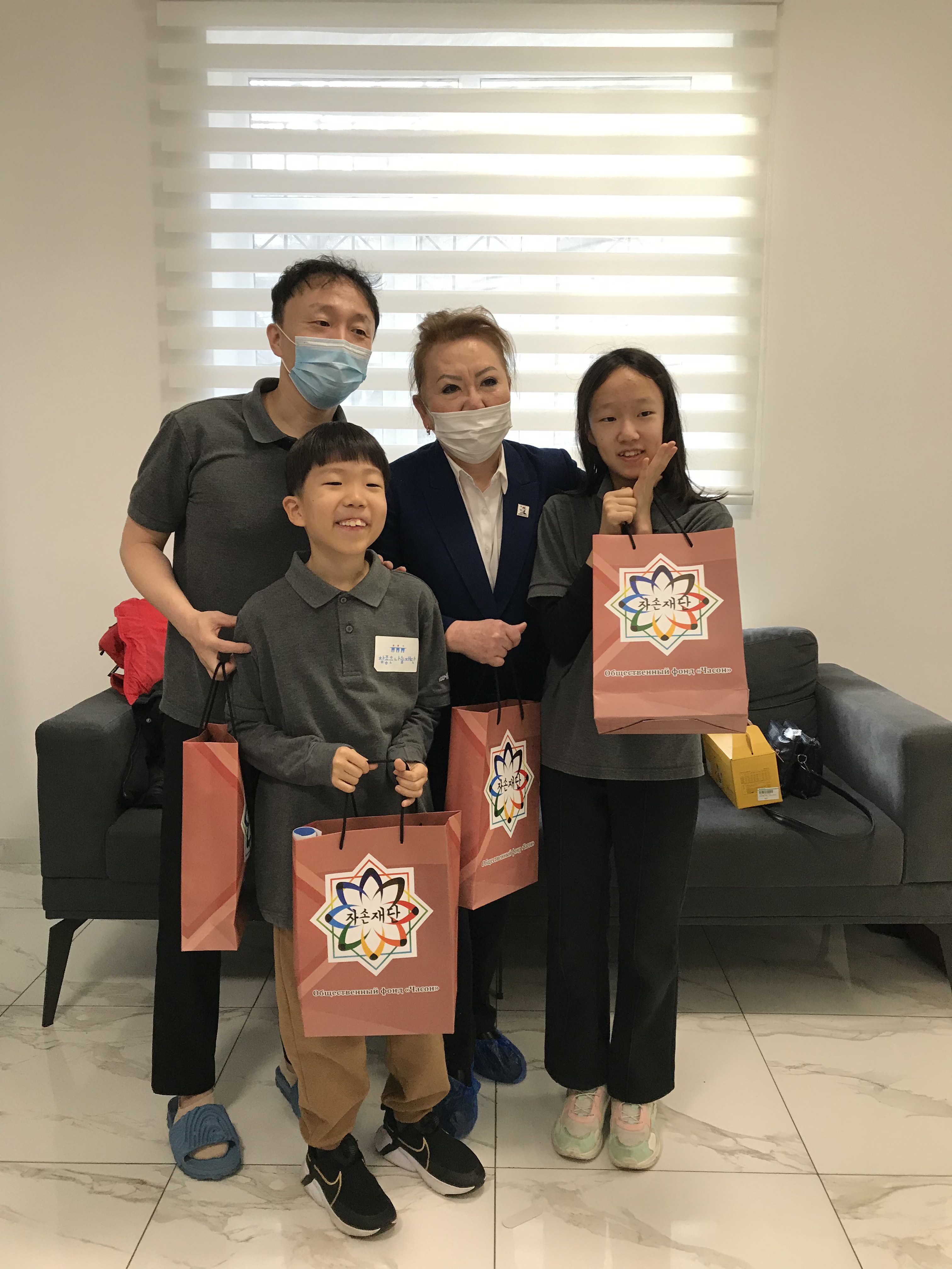 고사리손에 담긴 진심, 세대를 넘어 이어지는 존경과 감사의 마음