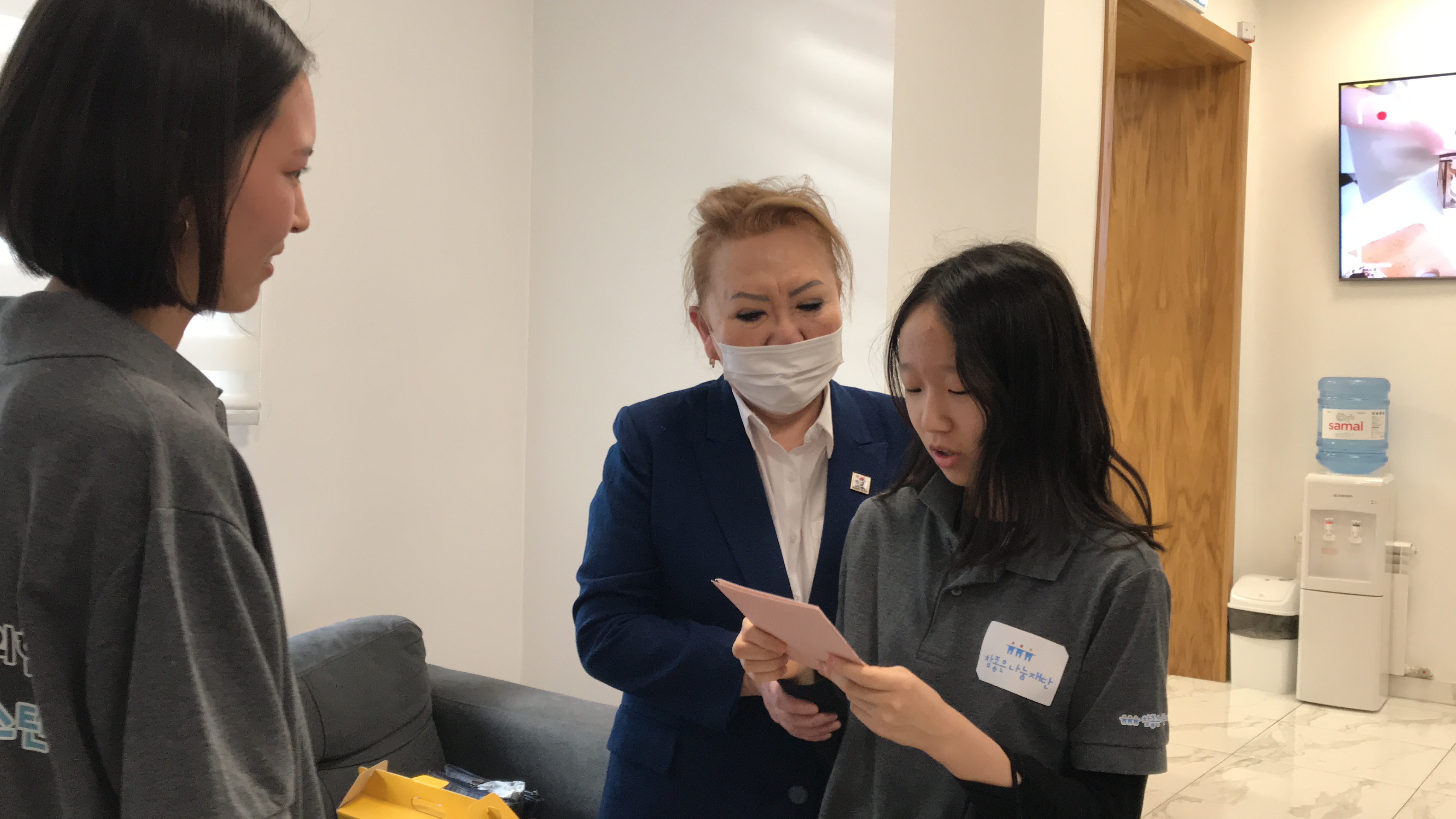 고사리손에 담긴 진심, 세대를 넘어 이어지는 존경과 감사의 마음